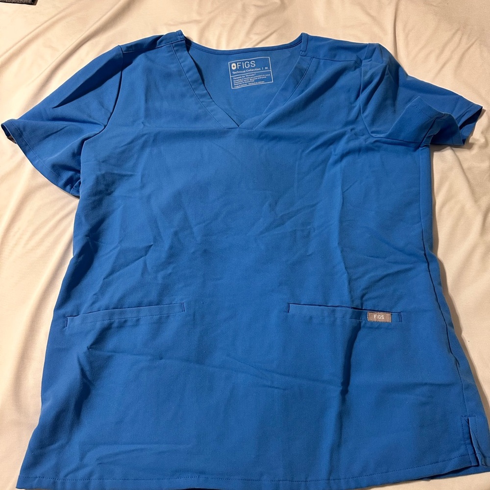 FIGS Casma Three-Pocket Scrub Top color: ceil blue size: medium